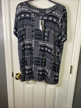 Chelsea Theodore Navy and White Geometric Short Sleeve Tunic Size 1X.